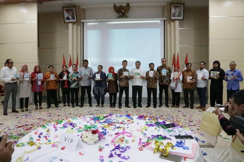 Peluncuran Bersama 18 Buku Seri Literasi Digital â€œKerja Bersama Pemangku Kepentingan Internet Indonesia Giatkan Literasi Digital Indonesiaâ€