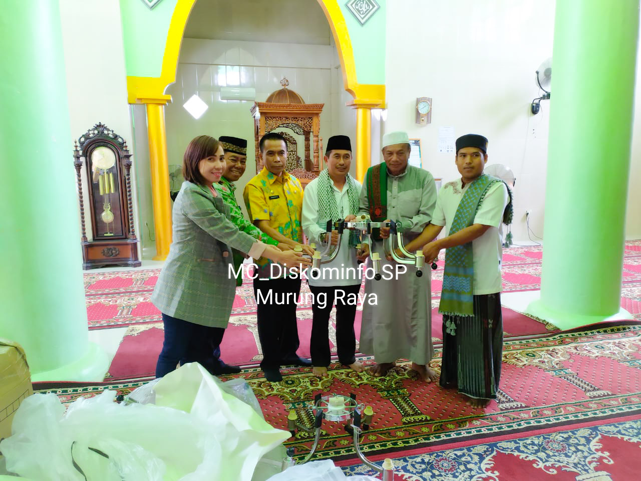 Wabup Rejikinoor Serahkan Bantuan Lampu Hias Dari Wagub Ke Masjid Di Mangkahui