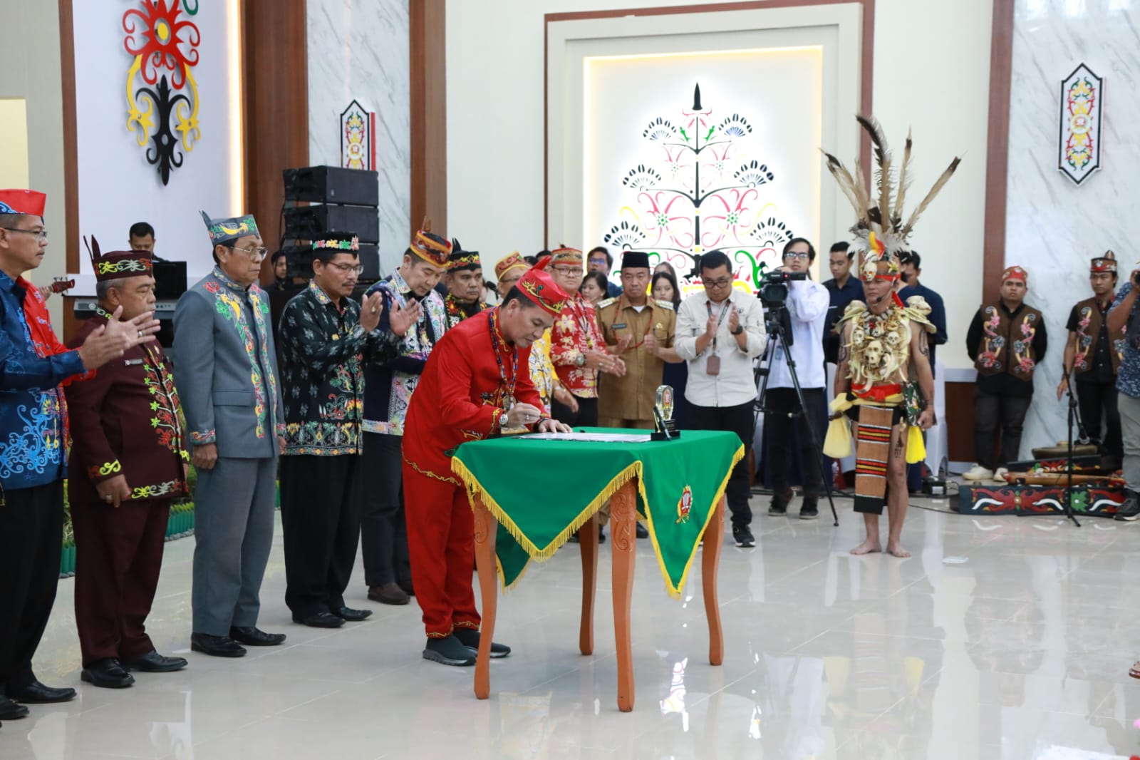 Hadiri Hasupa Hasundau, Gubernur Sugianto Sabran Minta Seluruh Masyarakat Kalteng Jaga Persatuan dan Kesatuan Guna Sukseskan Pemilu dan Pilkada 2024