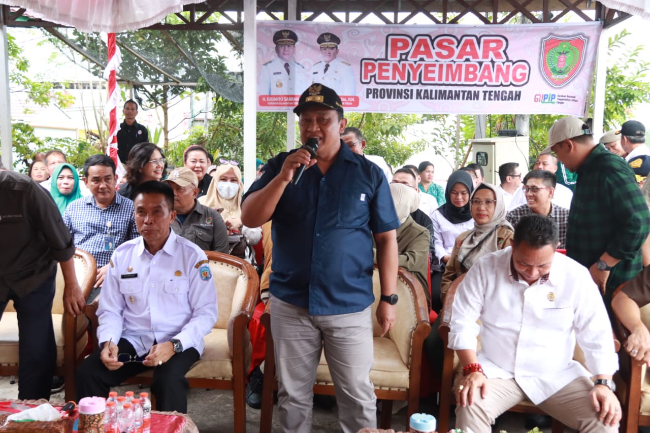 Pemprov Kalteng Gratiskan 2000 Paket Sembako pada Pasar Penyeimbang di Kelurahan Beriwit Kabupaten Murung Raya