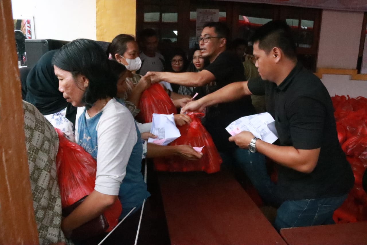 Pemprov Kalteng Gratiskan 2000 Paket Sembako pada Pasar Penyeimbang di Kelurahan Beriwit Kabupaten Murung Raya