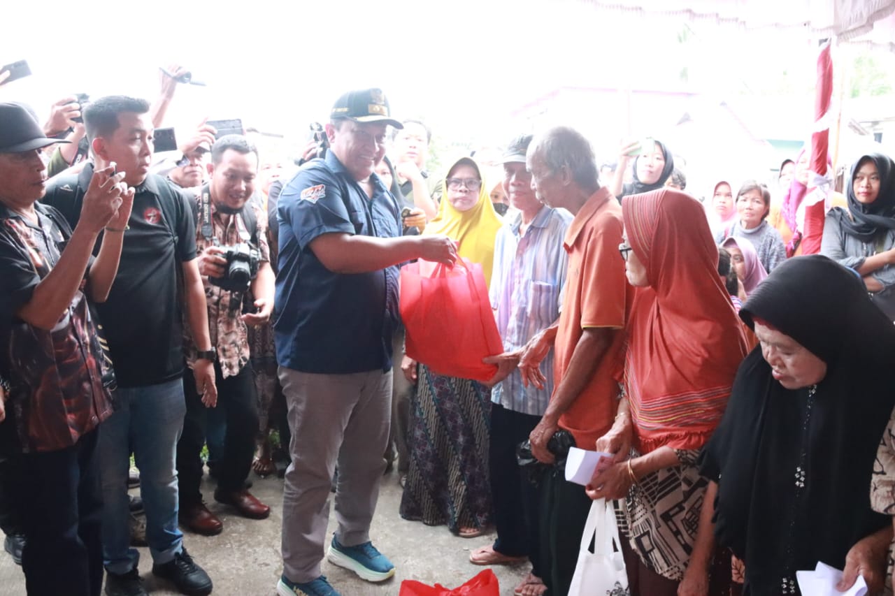 Pemprov Kalteng Gratiskan 2000 Paket Sembako pada Pasar Penyeimbang di Kelurahan Beriwit Kabupaten Murung Raya