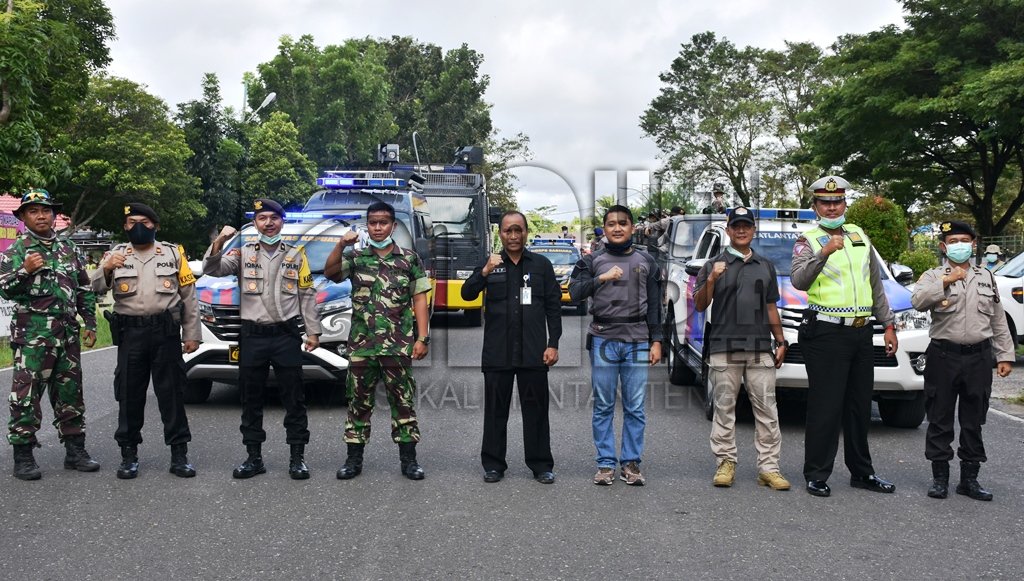 TNI, Polri, dan Pemda Kapuas Lakukan Gerakan Serentak Penyemprotan Disinfektan