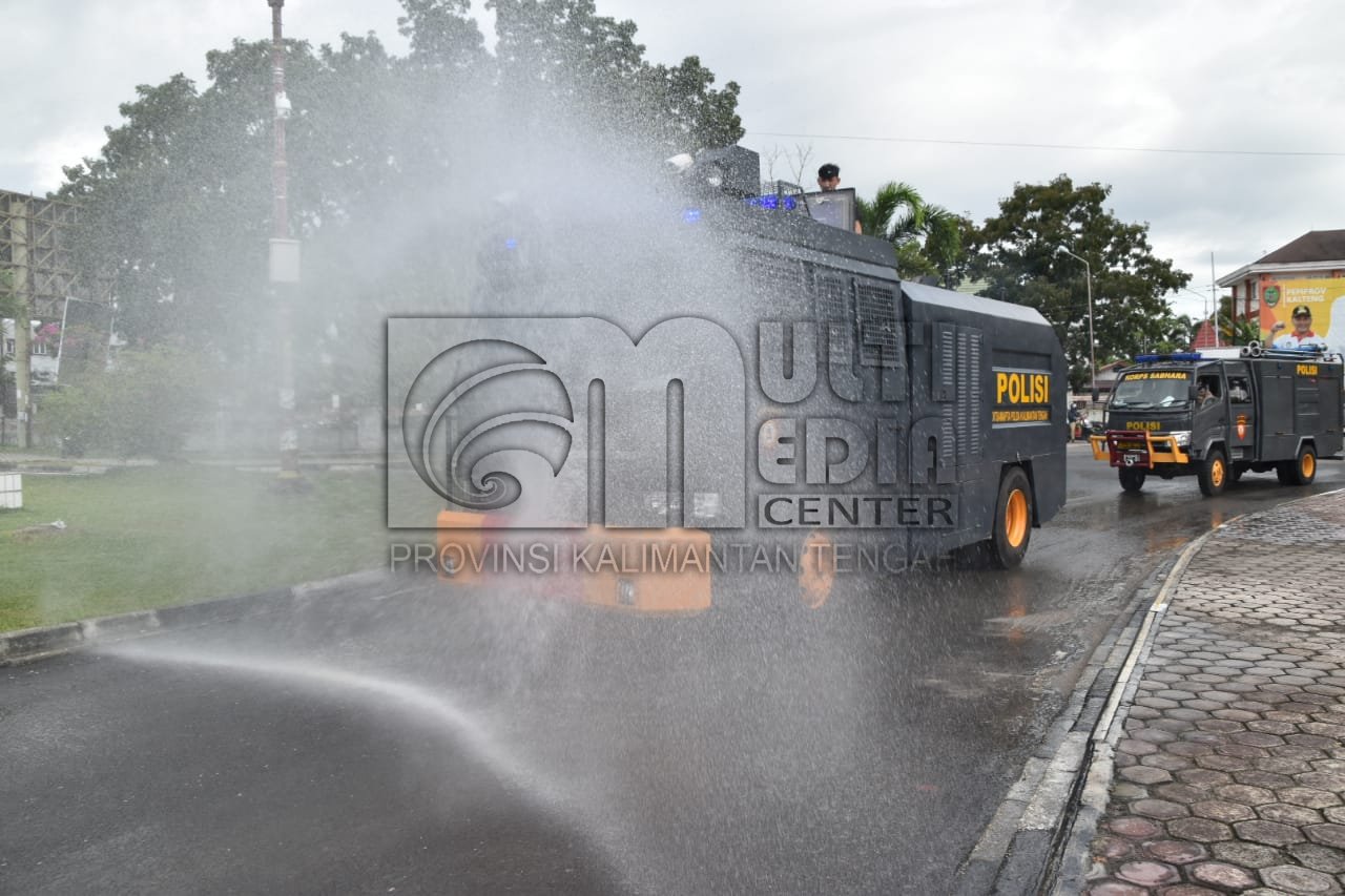 Gubernur Kalteng Bersama Forkopimda Hingga Perangkat Daerah Lakukan Penyemprotan Disinfektan Serentak Dan Masif di Wilayah Kota Palangka Raya