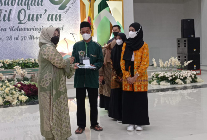 Bupati Hj Nurhidayah Menutup Secara Resmi MTQ ke-52 Tingkat Kabupaten Kobar