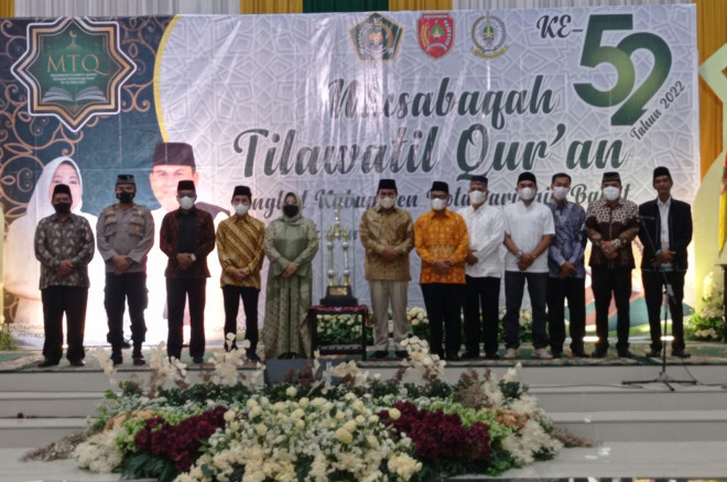 Bupati Hj Nurhidayah Menutup Secara Resmi MTQ ke-52 Tingkat Kabupaten Kobar