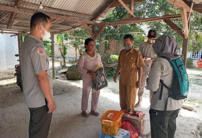 Pemkab Kobar Serahkan Bantuan untuk Korban Cuaca Ekstrem di Desa Bumi Harjo