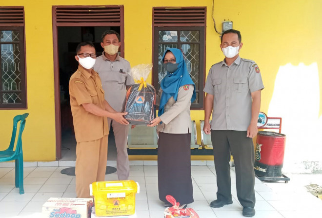 Pemkab Kobar Serahkan Bantuan untuk Korban Cuaca Ekstrem di Desa Bumi Harjo