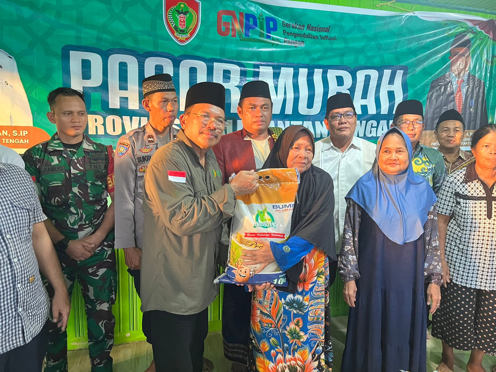 Warga Antusias Hadiri Pasar Murah Tahap II, Sekda Nuryakin Kembali Salurkan 15 ton Beras Subsidi pada Dua Lokasi di Kabupaten Murung Raya