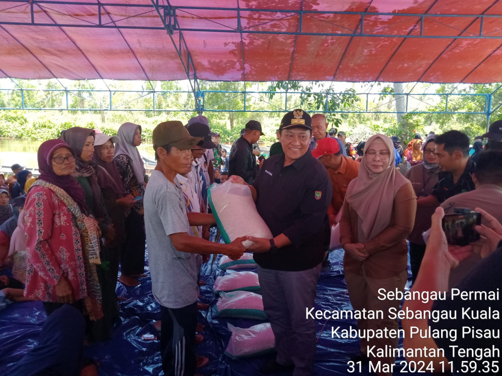 Wagub Edy Pratowo Salurkan 30 Ton Beras Subsidi Tahap II ke Dua Kecamatan Kabupaten Pulang Pisau