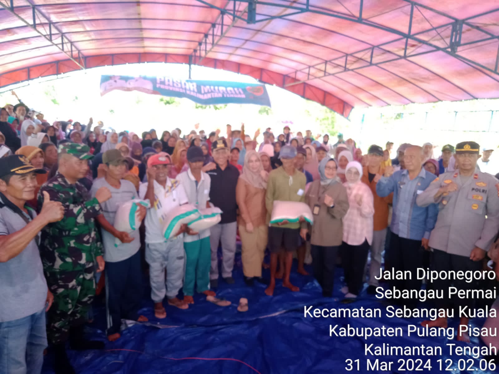 Wagub Edy Pratowo Salurkan 30 Ton Beras Subsidi Tahap II ke Dua Kecamatan Kabupaten Pulang Pisau