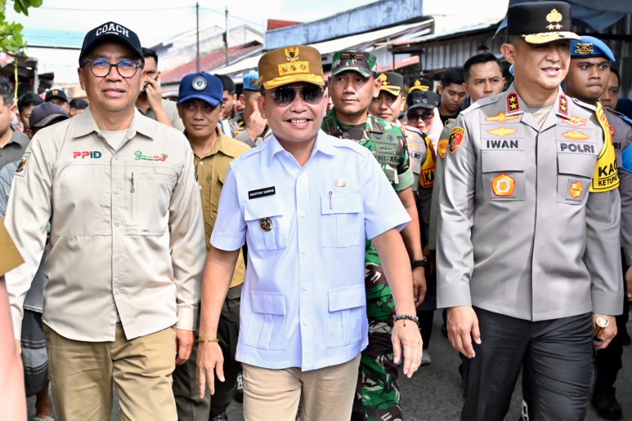 Kepala BAPPERIDA Prov. Kalteng Dampingi Kunker Gubernur, Pastikan Harga Sembako Stabil di Pasar Keramat Sampit