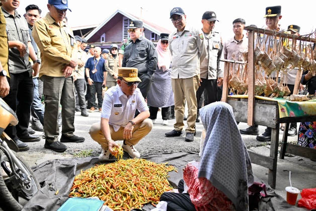 Kepala BAPPERIDA Prov. Kalteng Dampingi Kunker Gubernur, Pastikan Harga Sembako Stabil di Pasar Keramat Sampit