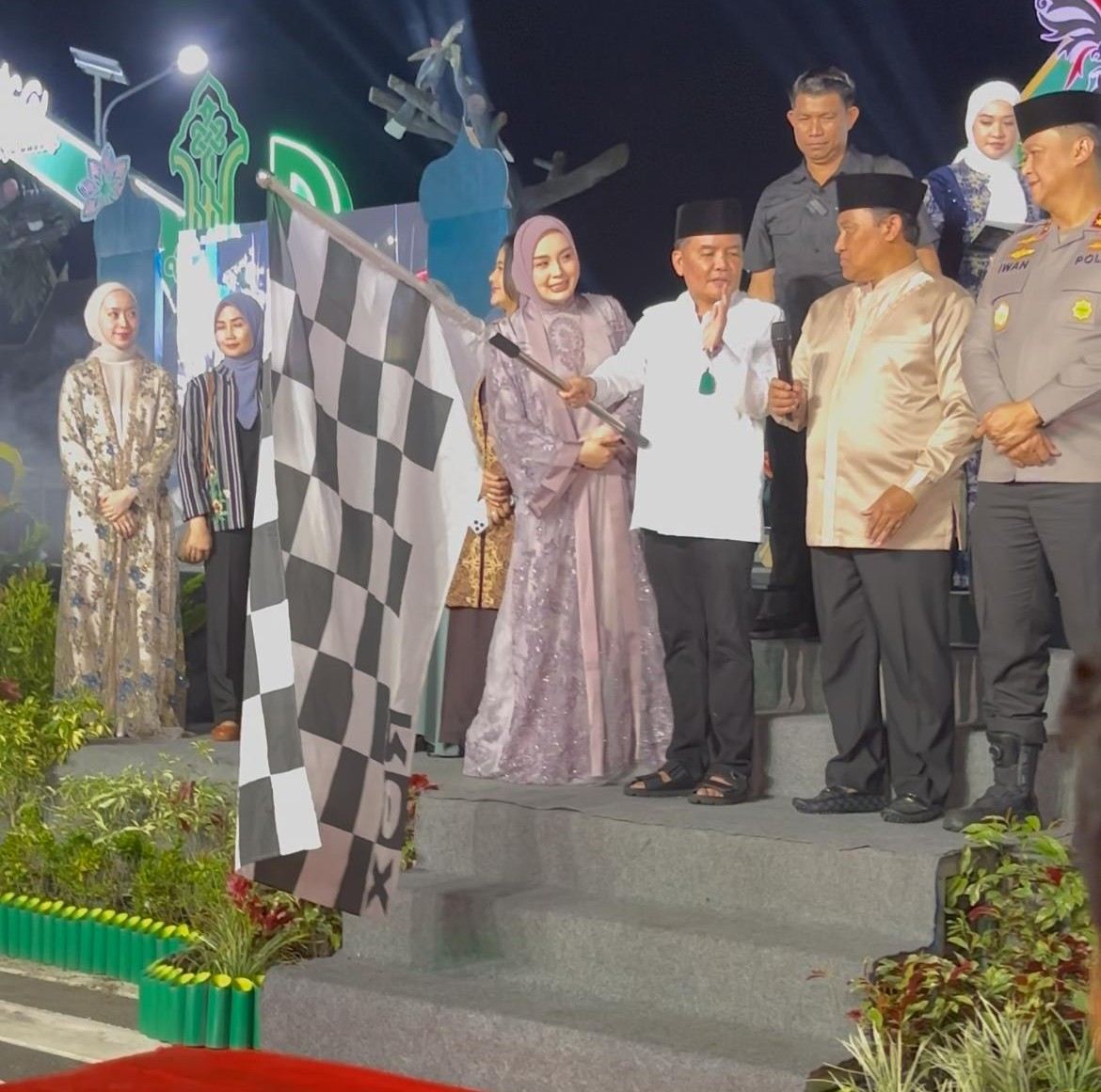 Kepala BAPPERIDA Kalteng Hadiri Gema Pawai Takbir Sambut Idul Fitri 1446 H di Palangka Raya, Dampingi Gubernur Kalteng dan Sejumlah Pejabat Daerah