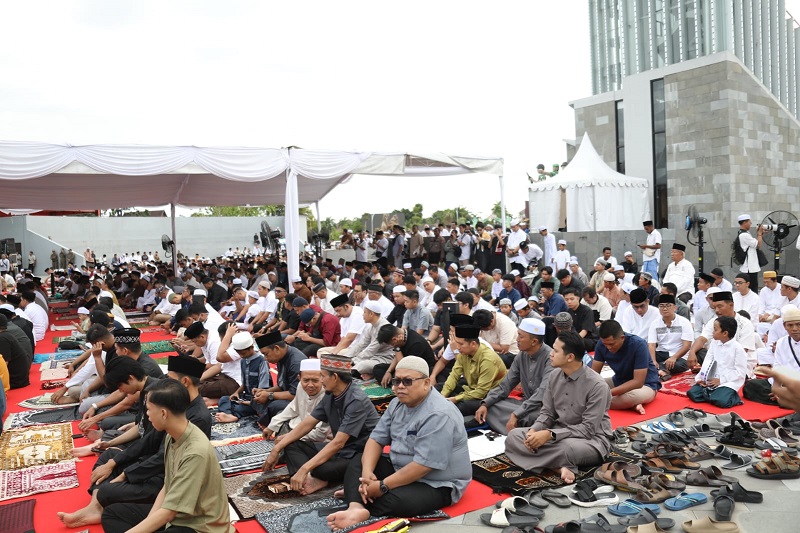 Gubernur dan Wakil Gubernur Kalteng Salat Idulfitri 1446 H di Bundaran Besar Palangka Raya