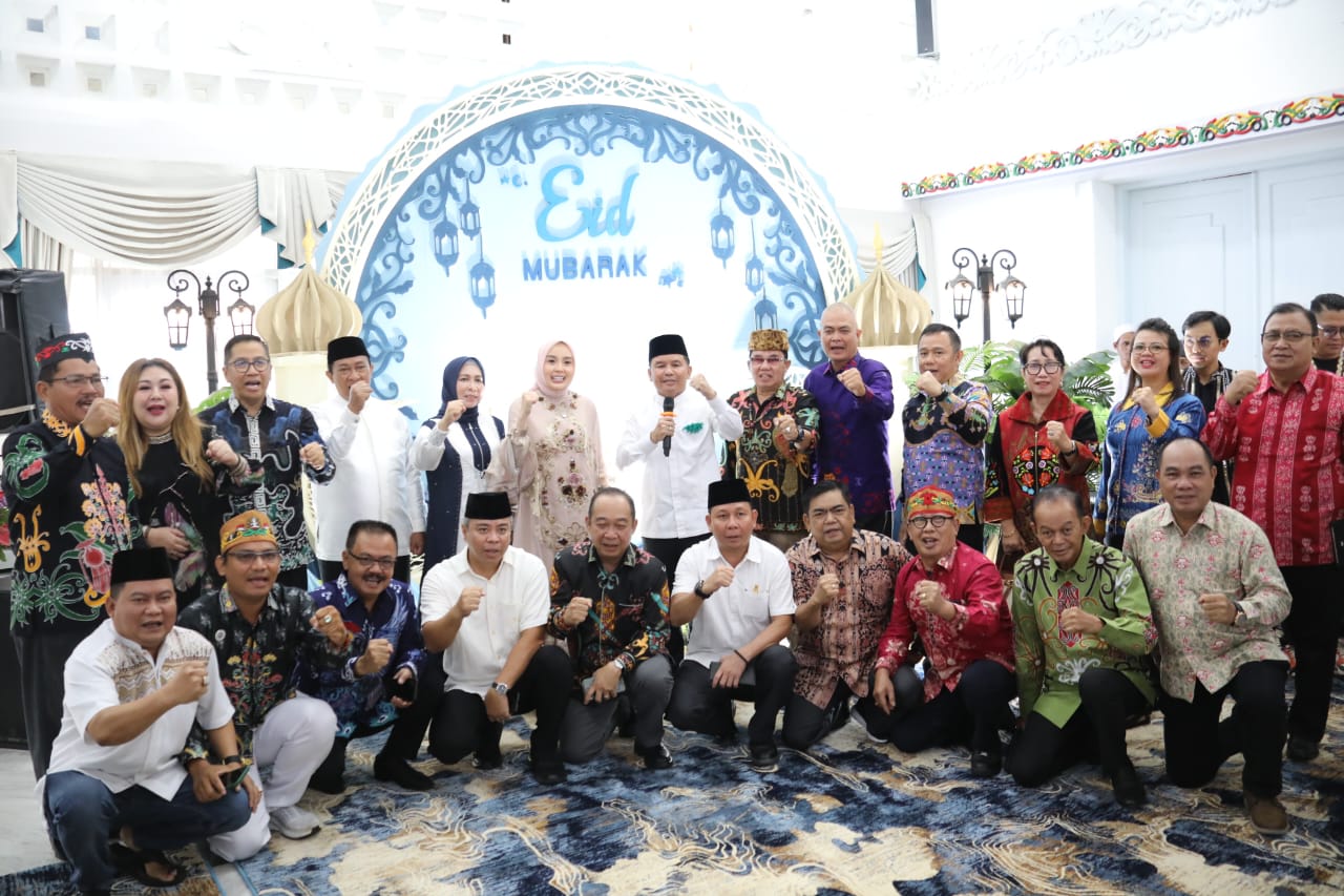 Gubernur dan Wakil Gubernur Kalteng Salat Idulfitri 1446 H di Bundaran Besar Palangka Raya