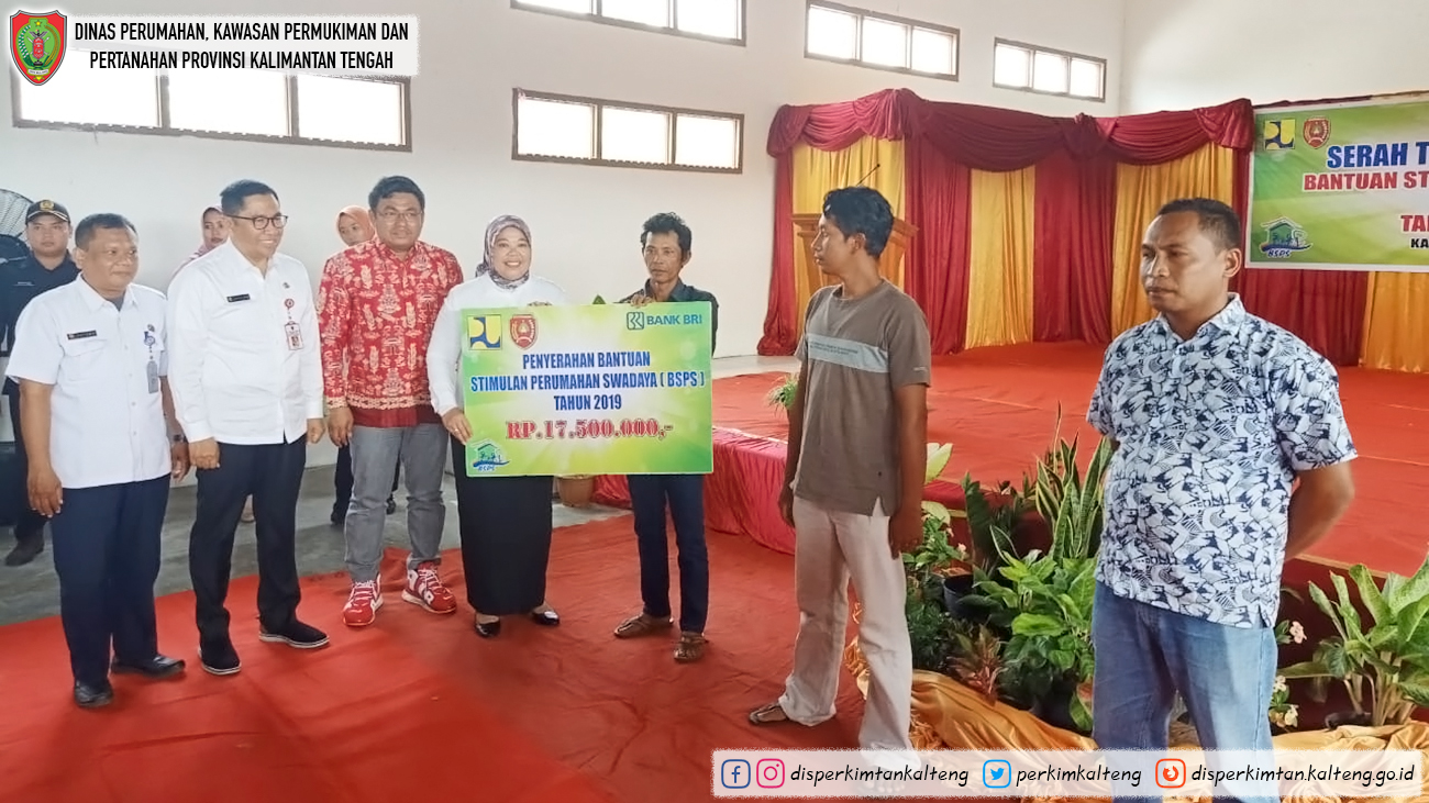 Kadis Perkimtan Provinsi Kalteng Serahkan Buku Tabungan Penerima BSPS di Kobar TA 2019