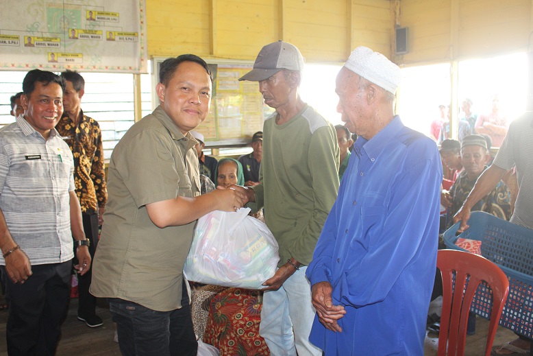 Kunjungi Desa Batilap dan Desa Batampang, Pj. Bupati Barsel Serahkan Bantuan Sosial 