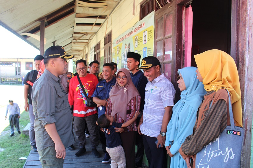 Pj. Bupati Barsel Kunjungi SD dan SMP Satu Atap Desa Batilap dan Desa Batampang