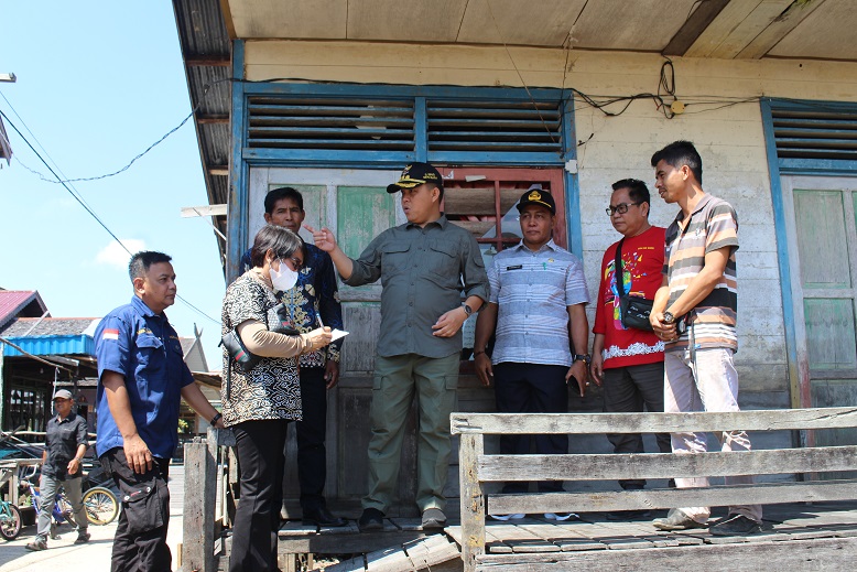 Pj. Bupati Barsel Kunjungi SD dan SMP Satu Atap Desa Batilap dan Desa Batampang