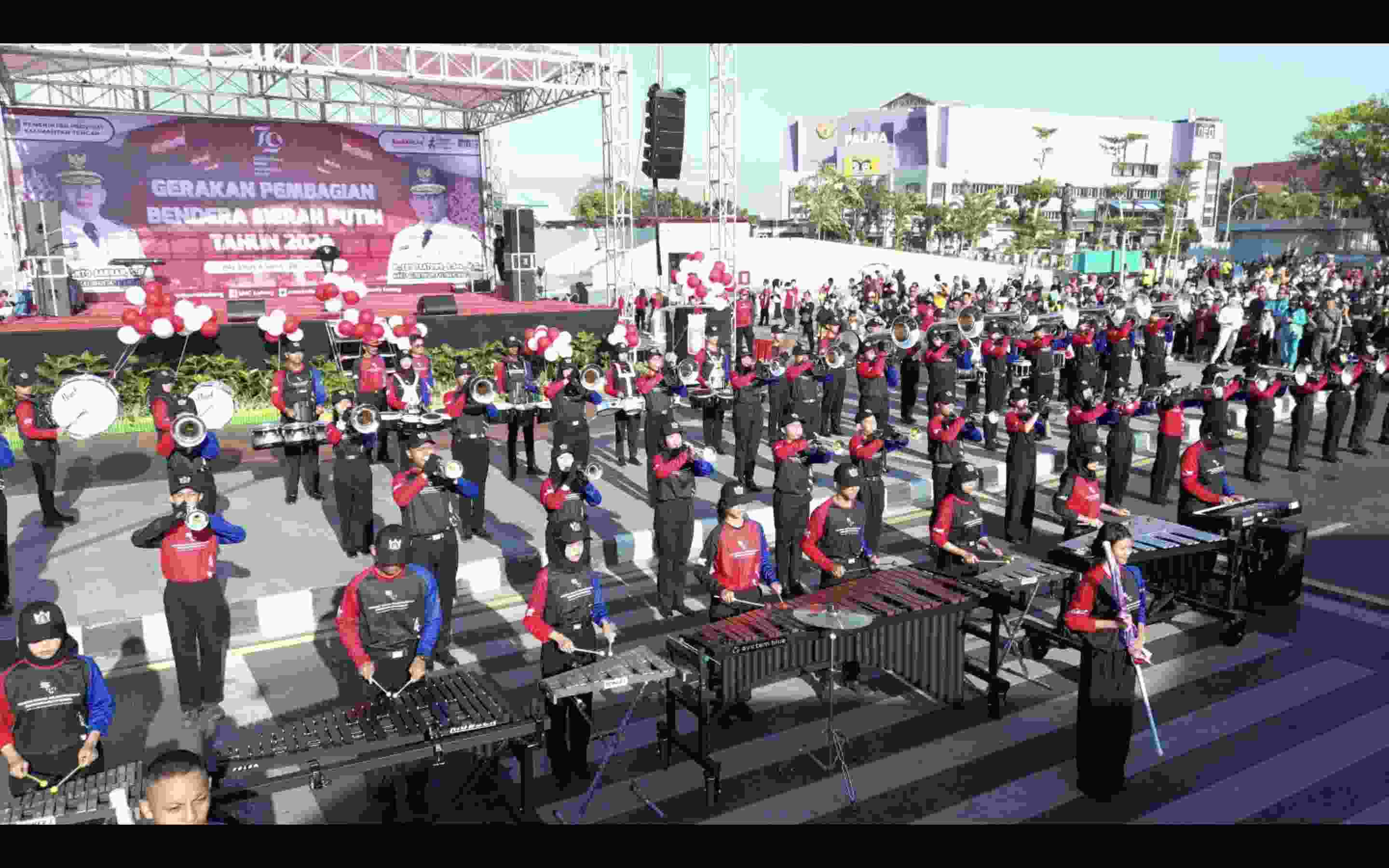Drum Corps Shymponia Senada Remaja Praja Disdik Kalteng Tampil Apik di Gerakan Pembagian Bendera Merah Putih 2024