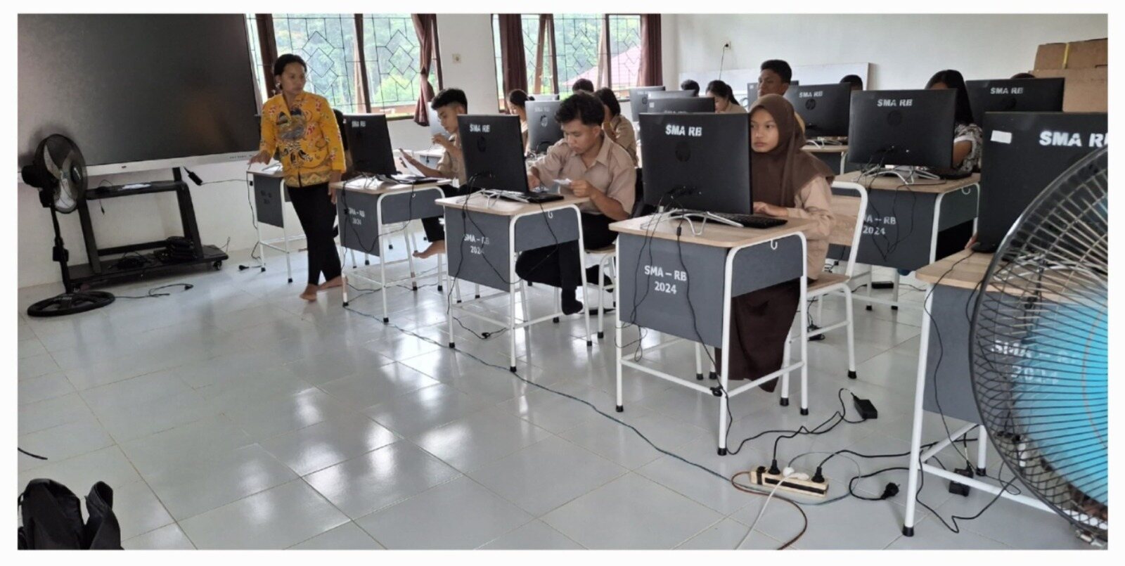 ‎Listrik Padam Tak Jadi Halangan, SMAN 1 Rungan Barat Sukses Gelar Gladi AN Berkat Tenaga Surya dan Starlink