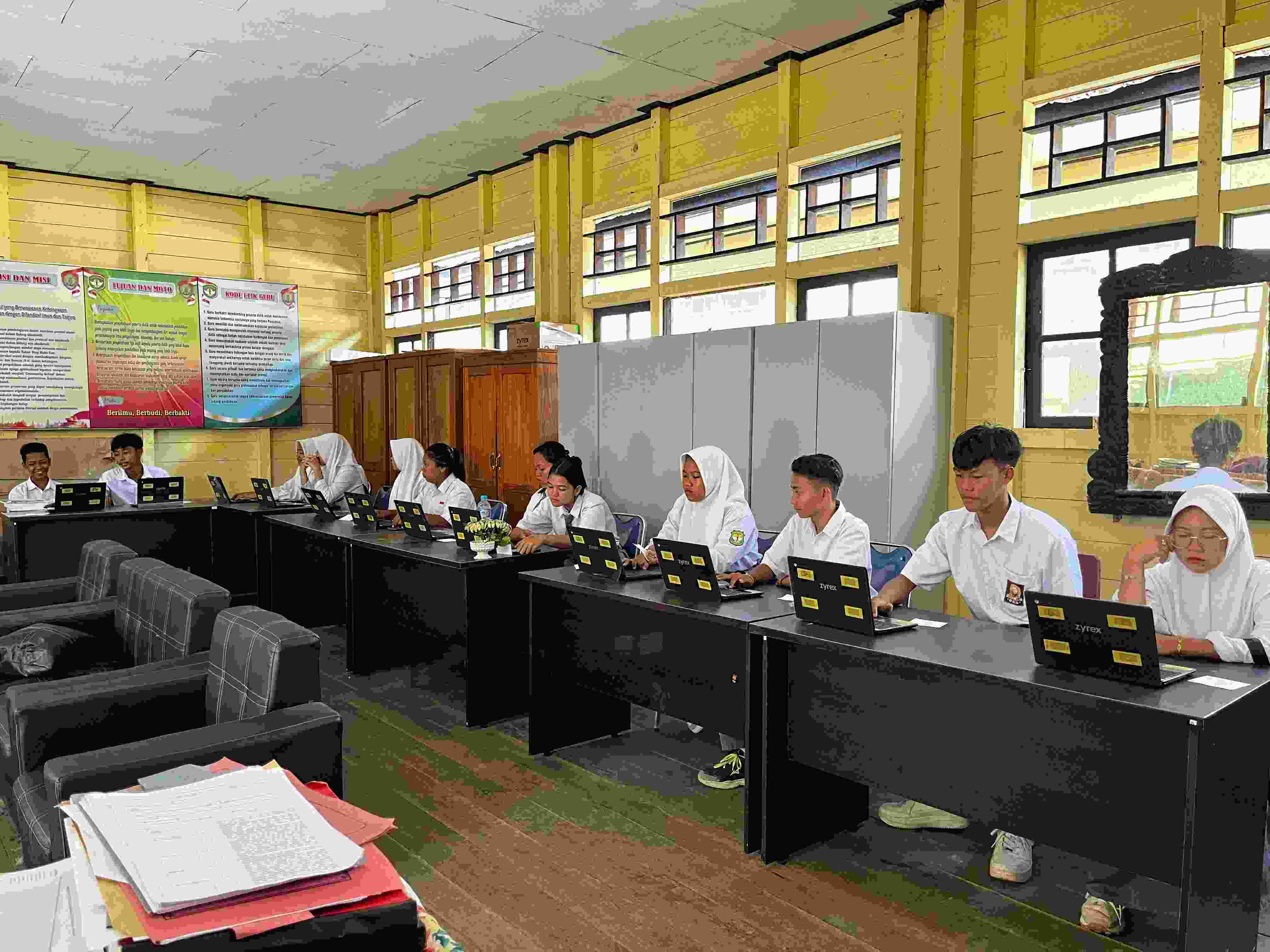 ‎Starlink Aktif, Simulasi ANBK di SMAN 4 Buntok Berjalan Lancar, Kastri Suriani: Terima Kasih Gubernur H. Agustiar Sabran