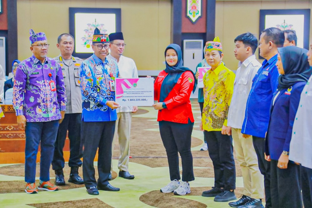 Plt Sekda Leonard S Ampung Salurkan Rp6,3 Miliar Bantuan Keuangan untuk 9 Parpol
