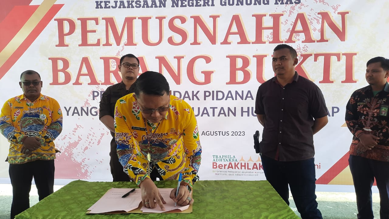Pj. Sekda Richard F.L Hadiri Pemusnahan Barang Bukti di Halaman Kantor Kejaksaan Negeri Kab. Gumas