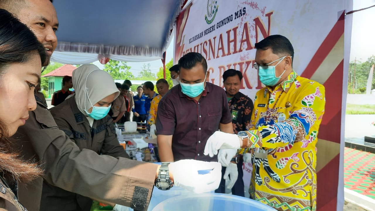 Pj. Sekda Richard F.L Hadiri Pemusnahan Barang Bukti di Halaman Kantor Kejaksaan Negeri Kab. Gumas