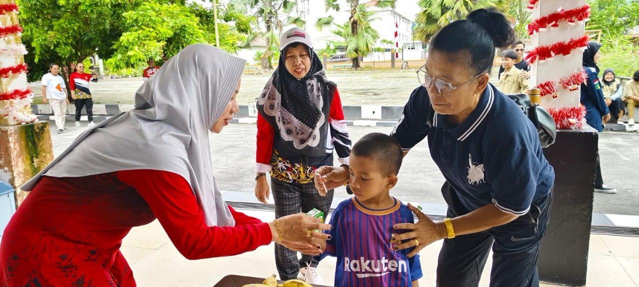 BPSDM Prov. Kalteng Bagikan Makanan Tambahan di TK Binaan