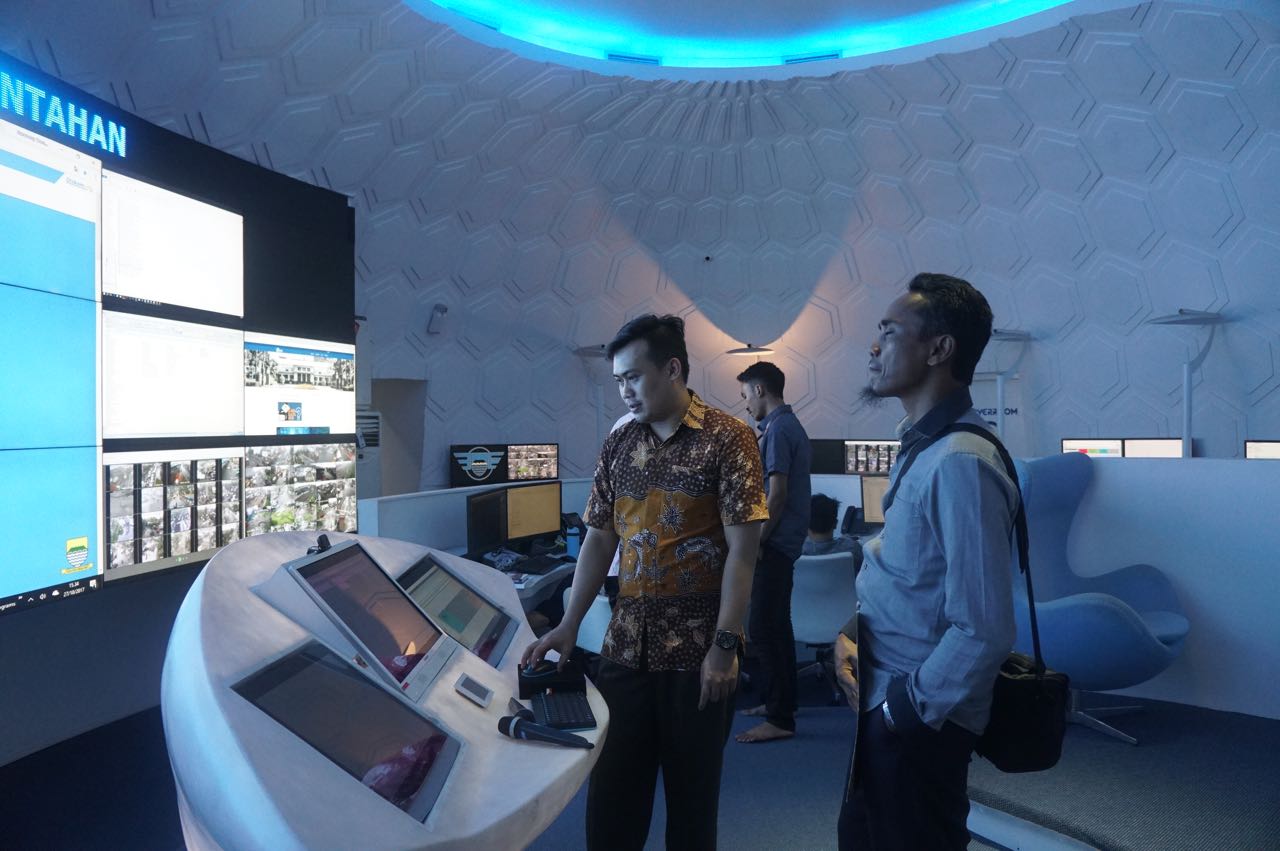 ASN Diskominfosandi Barito Utara Lakukan Studi Tiru di Bandung Command Center (BCC)
