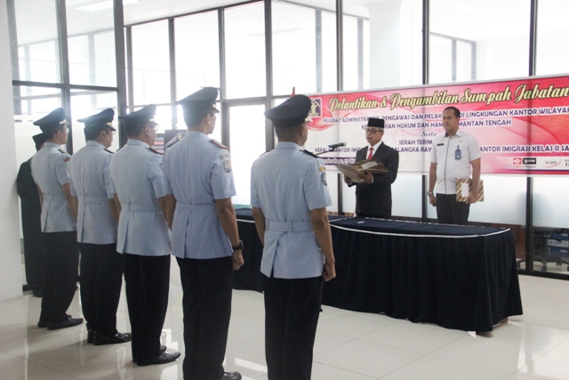 PLt. Kakanwil Lantik Lima Pejabat Administrator dan Pejabat Pengawas Keimigrasian