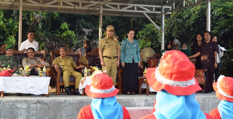 Bupati Bagi Penghargaan Pada Jambore PKK Kapuas Timur 