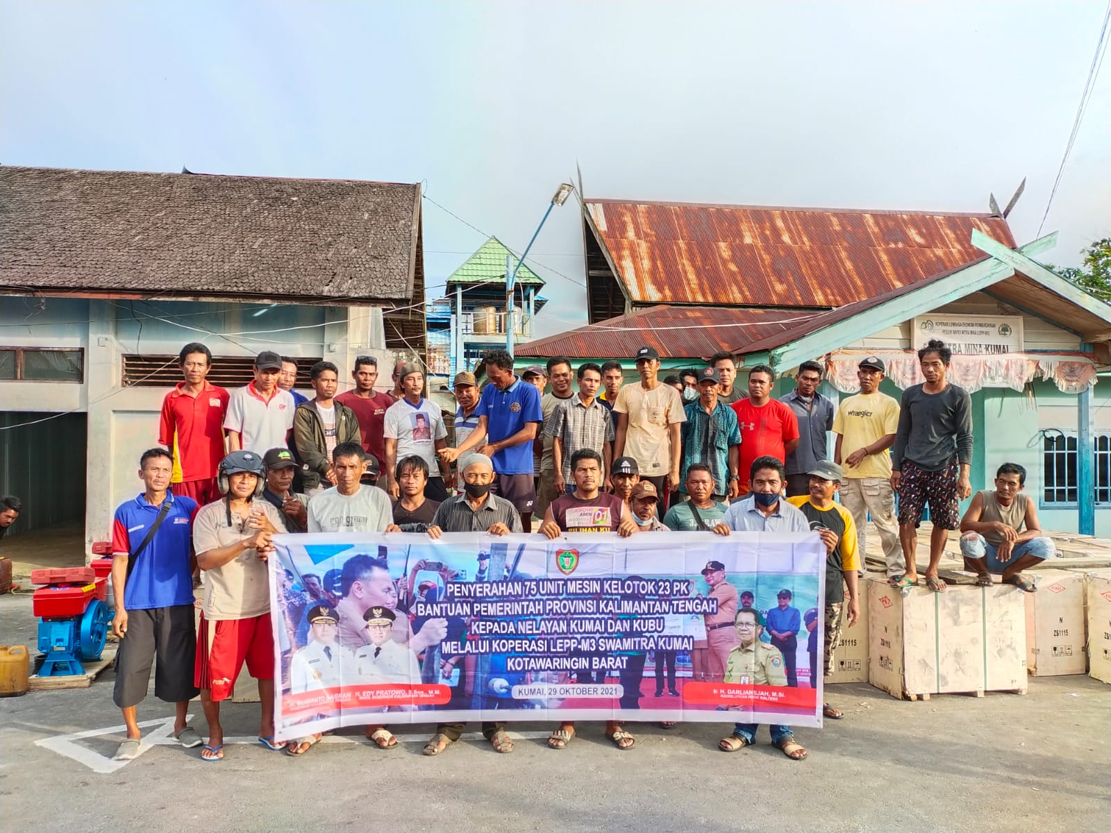 Dislutkan Prov. Kalteng Serahkan Bantuan Prasarana Usaha Perikanan Tangkap Bagi Anggota Koperasi Nelayan di Desa Kumai, Kotawaringin Barat