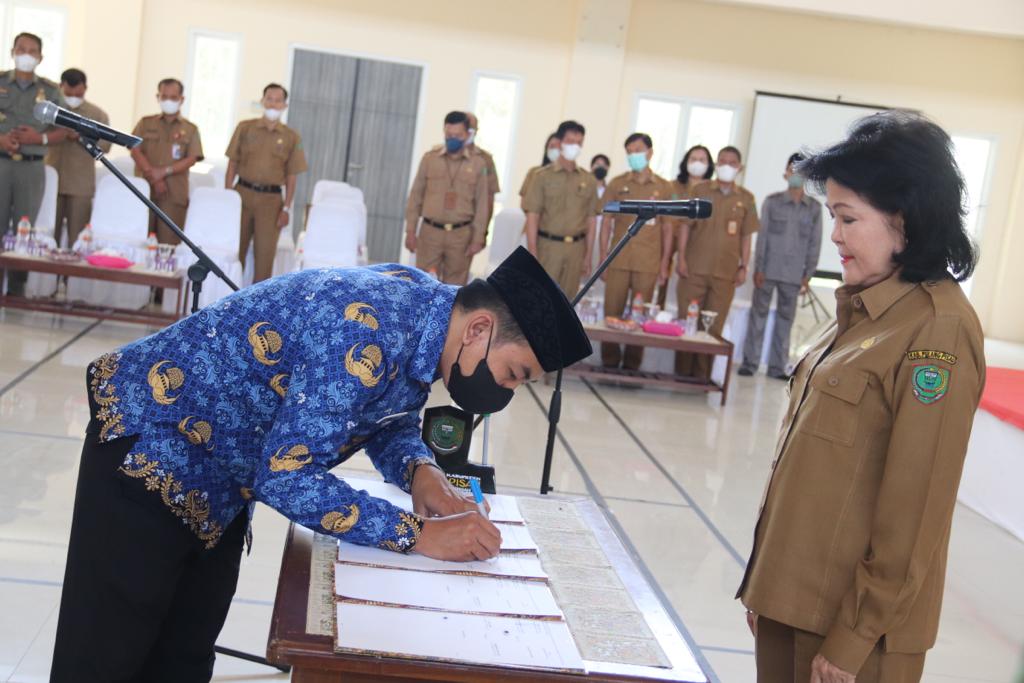 Bupati Ambil Sumpah Janji PNS Pemkab Pulang Pisau Tahun 2022