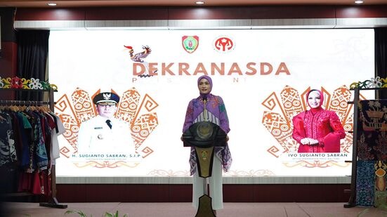 Kadisbudpar Prov. Kalteng Dukung Pengembangan Desain Kriya dan Wastra untuk Dorong Daya Saing Produk Lokal