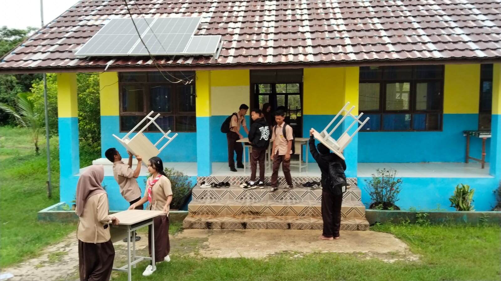 Gubernur Kalteng Bantu 70 Pasang Kursi-Meja untuk SMKN 2 Pulang Pisau, Siswa Makin Semangat Belajar