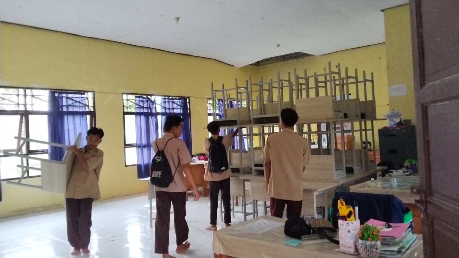 Gubernur Kalteng Bantu 70 Pasang Kursi-Meja untuk SMKN 2 Pulang Pisau, Siswa Makin Semangat Belajar