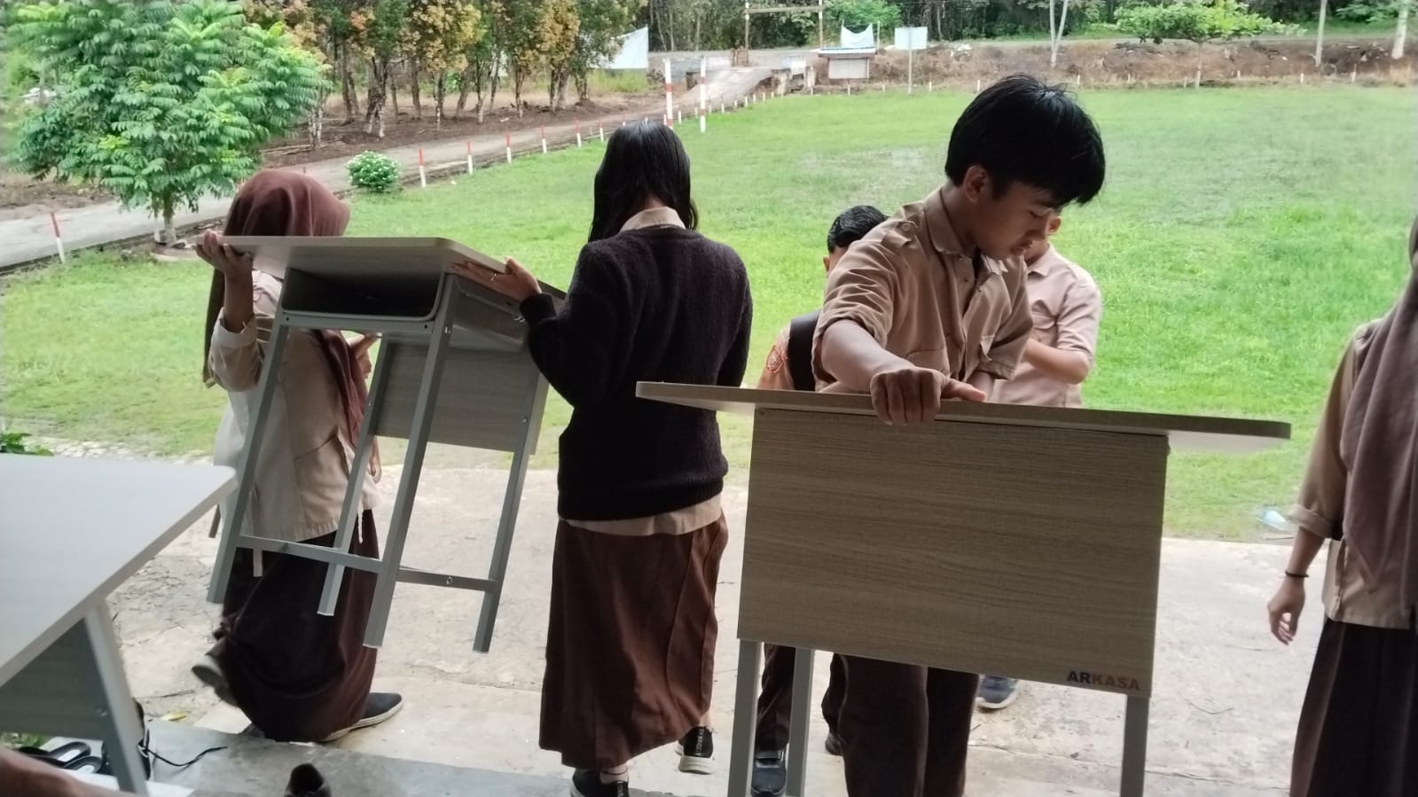 Gubernur Kalteng Bantu 70 Pasang Kursi-Meja untuk SMKN 2 Pulang Pisau, Siswa Makin Semangat Belajar