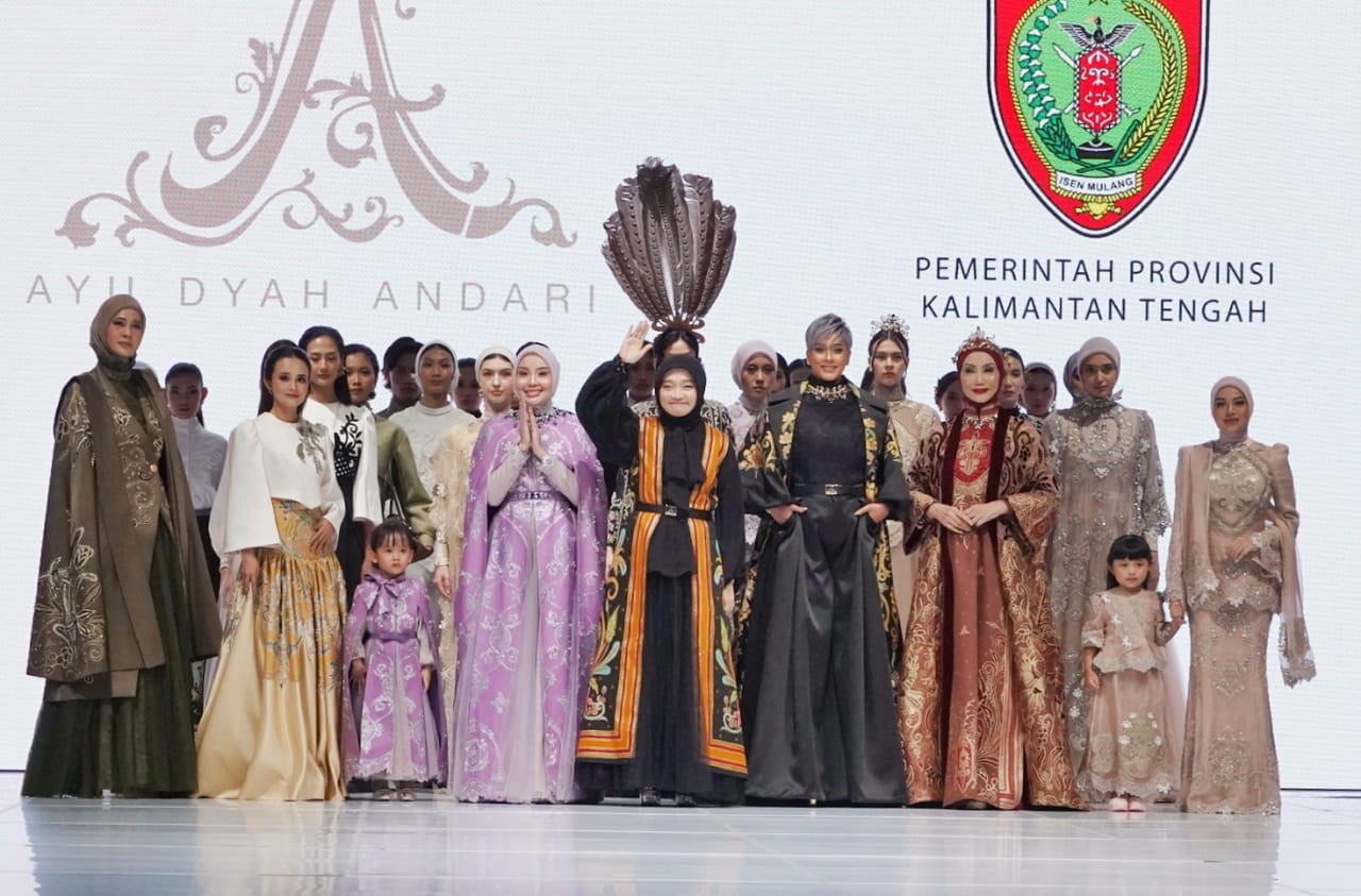Wastra Kalteng Tampil Memukau di Jakarta Fashion Week 2026