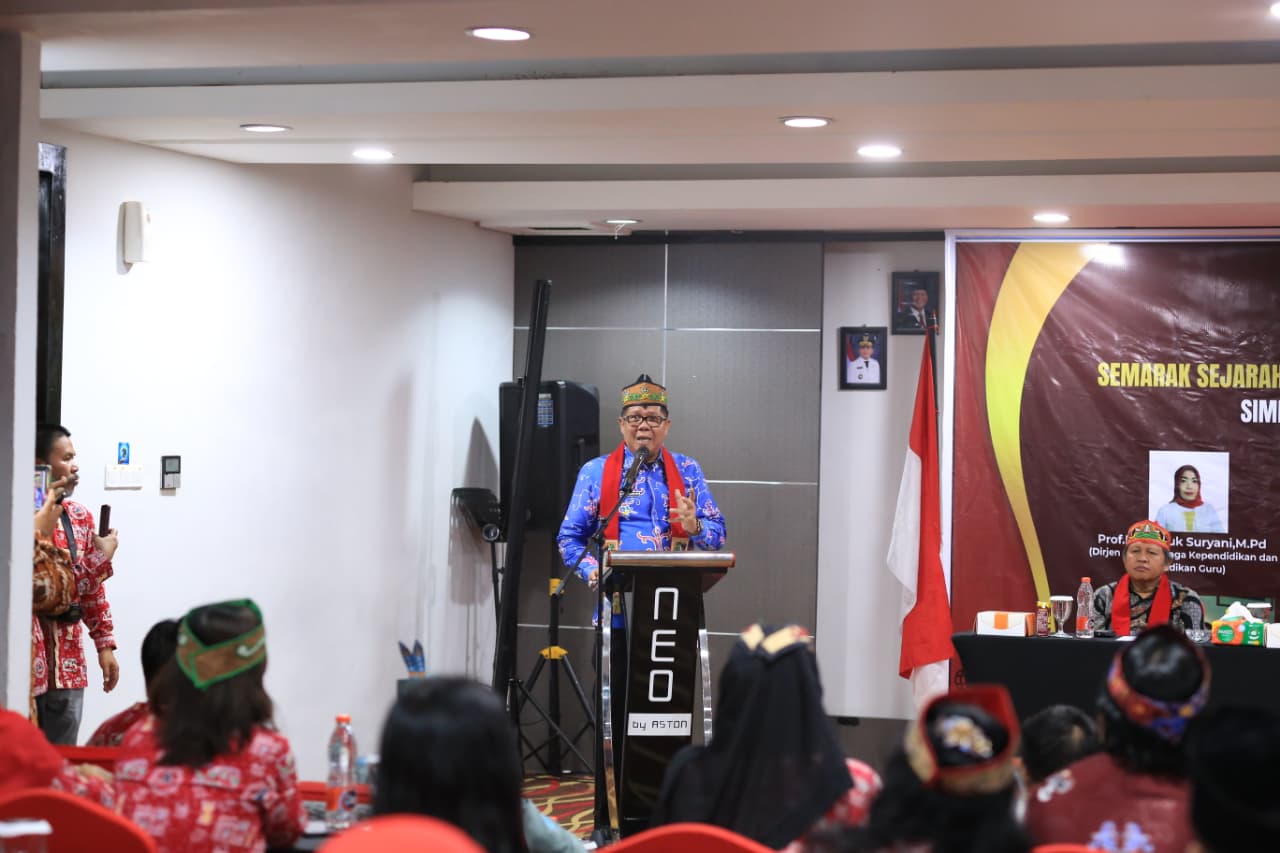 Mewakili Gubernur Kalteng, Sahli Pemkumpol Buka Simposium Nasional Guru Sejarah Indonesia VII: Dorong Integrasi Filosofi Huma Betang dalam Kurikulum Sejarah Nasional
