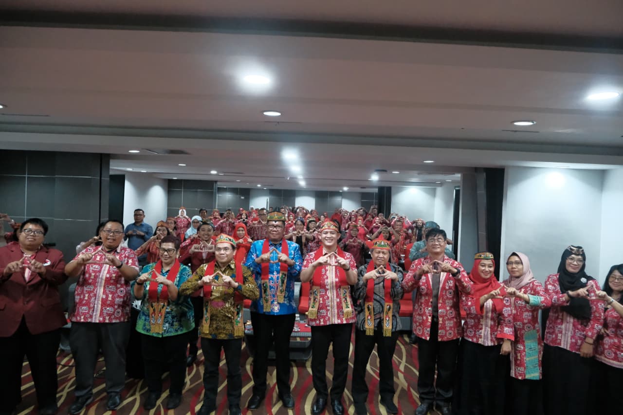 Mewakili Gubernur Kalteng, Sahli Pemkumpol Buka Simposium Nasional Guru Sejarah Indonesia VII: Dorong Integrasi Filosofi Huma Betang dalam Kurikulum Sejarah Nasional