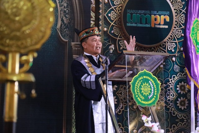 Gubernur Kalteng Sampaikan Pesan Inspiratif pada Wisuda UMPR dan Pengukuhan Guru Besar