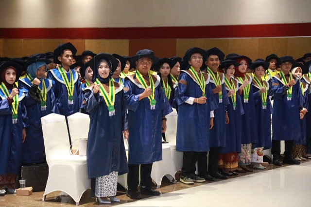 Gubernur Kalteng Sampaikan Pesan Inspiratif pada Wisuda UMPR dan Pengukuhan Guru Besar