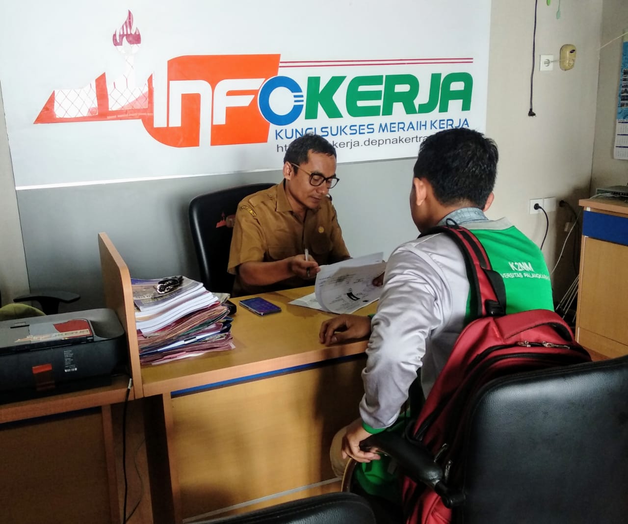 Pelayanan AK/1 di Akhir Tahun Dinas Tenaga Kerja Kabupaten Kapuas