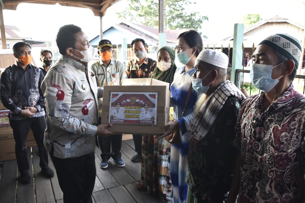 Wagub Kalteng Serahkan Bantuan Pemprov Untuk Korban Kebakaran Rindang Banua