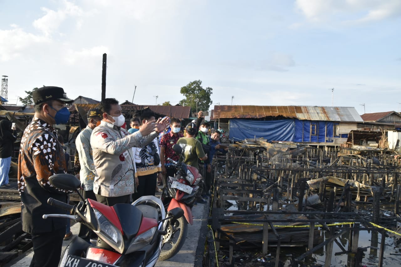 Wagub Kalteng Serahkan Bantuan Pemprov Untuk Korban Kebakaran Rindang Banua