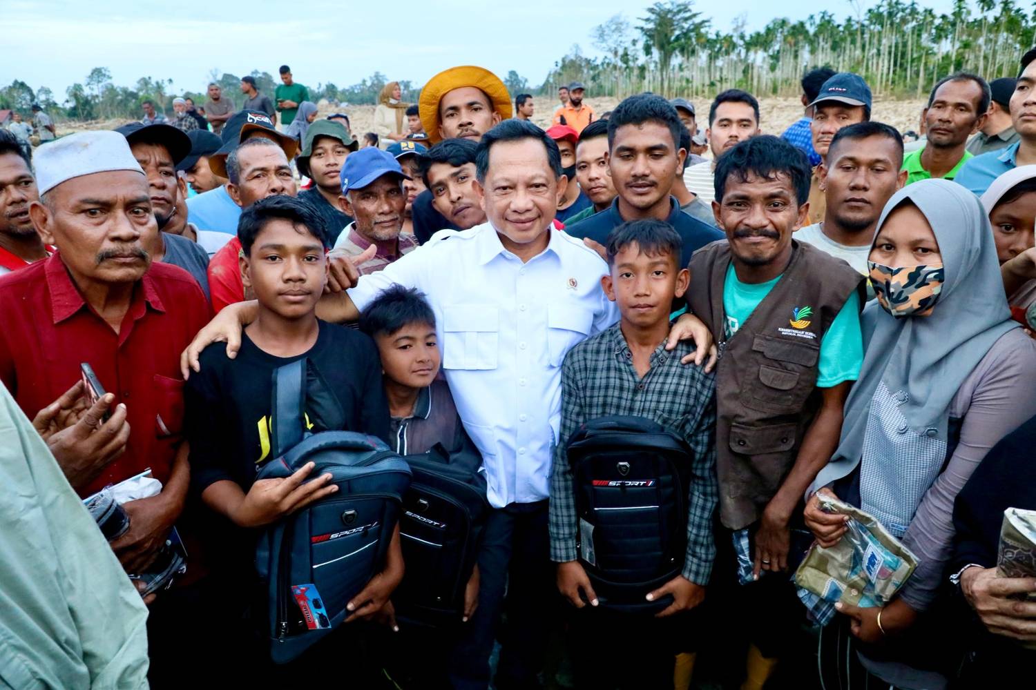 Mendagri Serahkan Bantuan ke Desa Geudumbak Kecamatan Langkahan, Aceh Utara